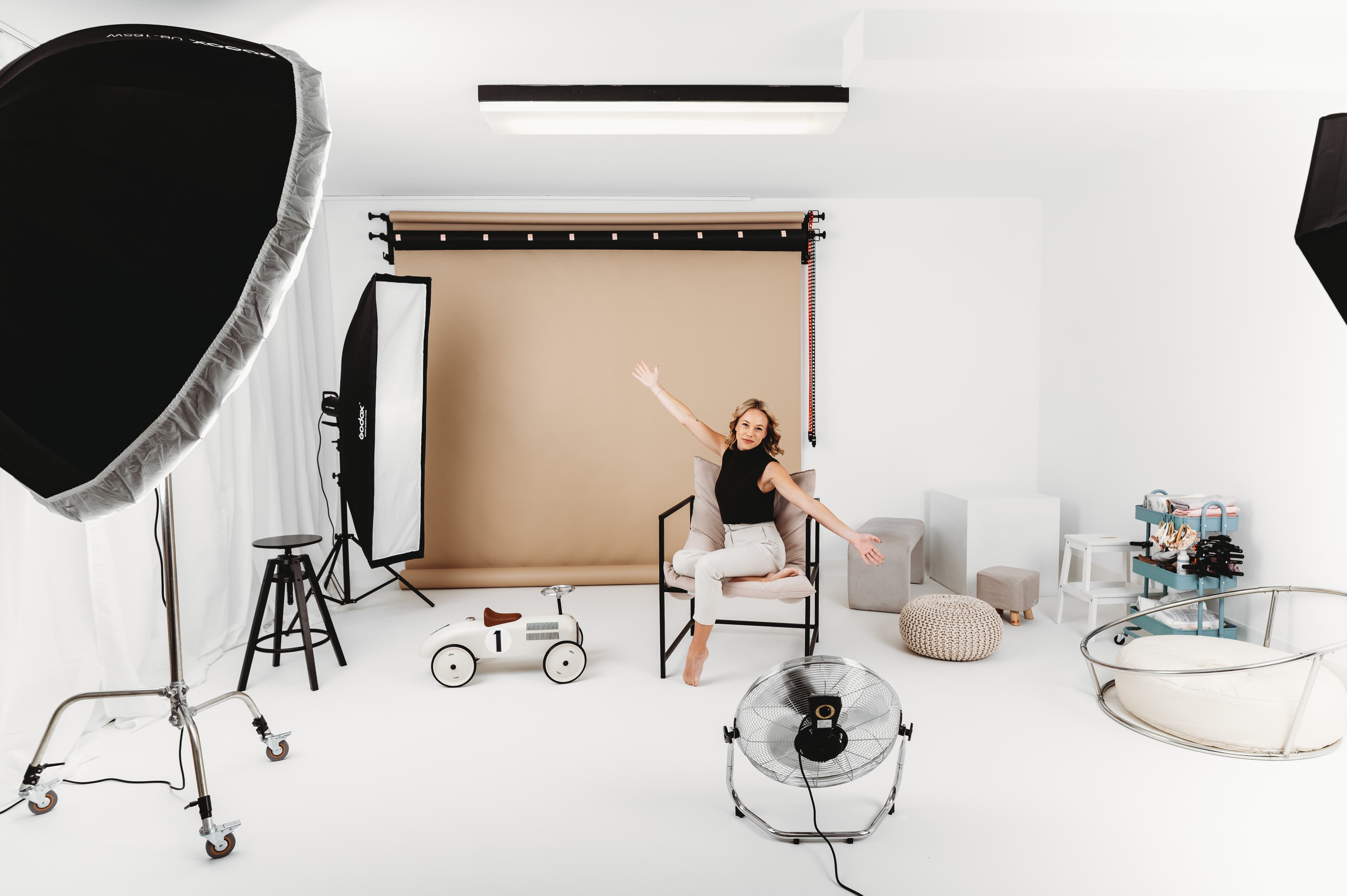 Topel fotografski studio z nežno svetlobo