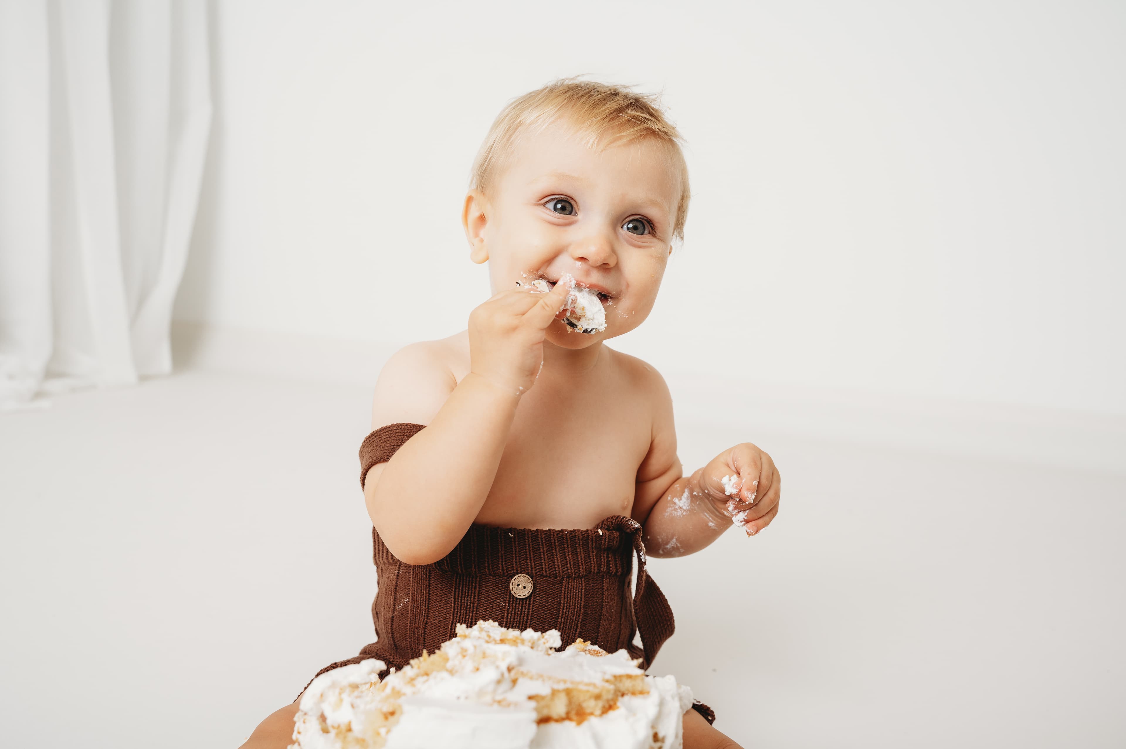 Cake smash fotografiranje v nežni studijski sceni